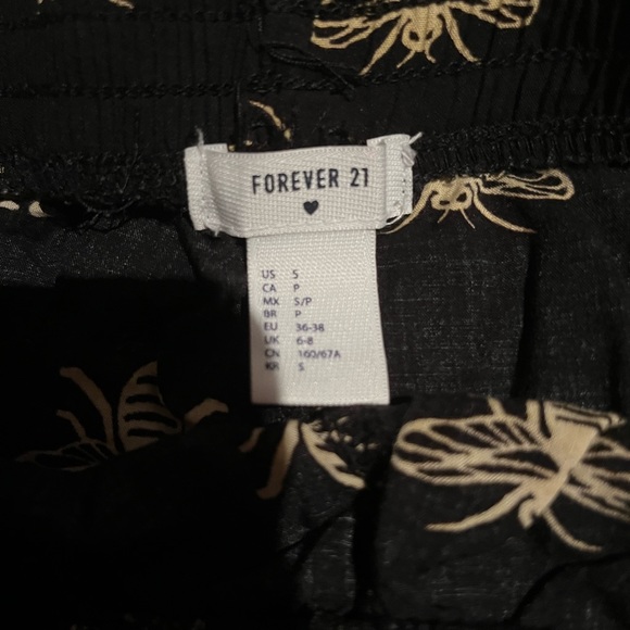 Black Forever 21 Bee shorts - Picture 2 of 3